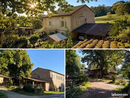 corp de ferme avec maison et gîte avec 9000 m2 de terrain attenant