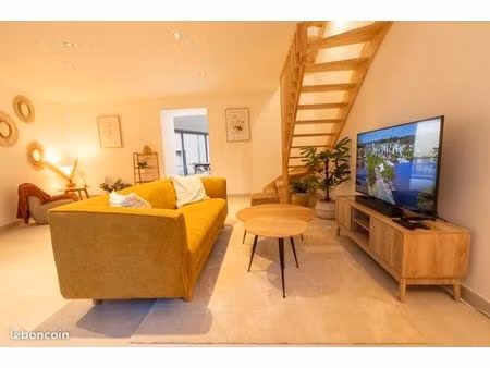 a louer - superbe maison meublée 5 pièces 105m² + terrasse et dépendances - bourg de sucé-