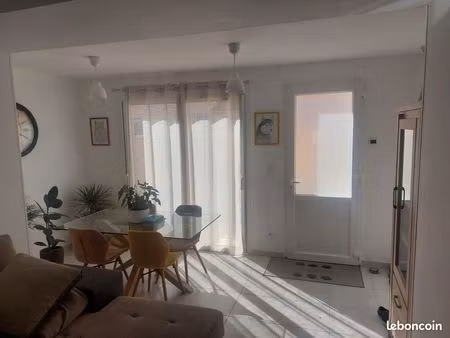 maison de ville de 63 m² de type t3 avec garage et petit extérieur