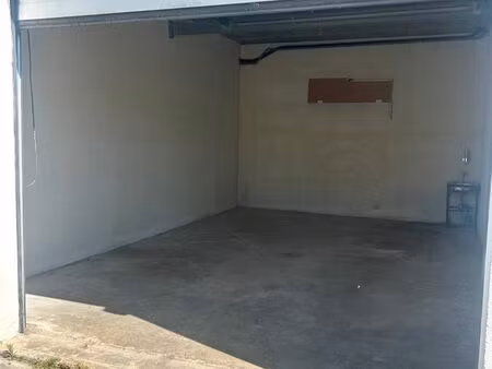 ensemble professionnel de 48 m² comprenant un bureau de 20 m² et un box fermé privatif de 