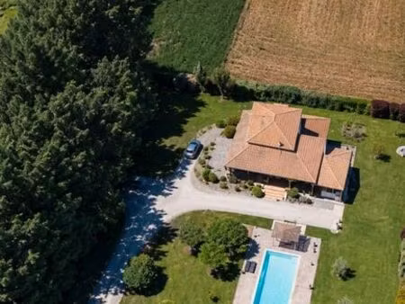 maison avec piscine  appartement indépendant et terrain constructible.