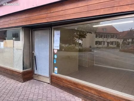 local commercial avec grandes vitrines - axe passant - gresswiller