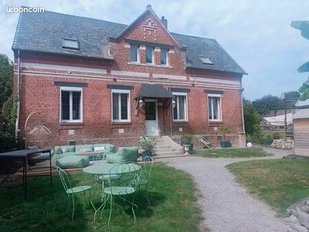 maison en briques avec dependnaces