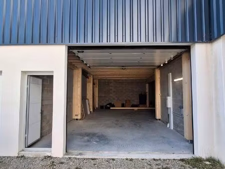 local de stockage 207m2. dépôt. hangar. cellule commerciale