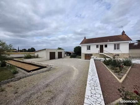 maison année 70 à rafraîchir - 3 chambres  grand terrain et plusieurs garages