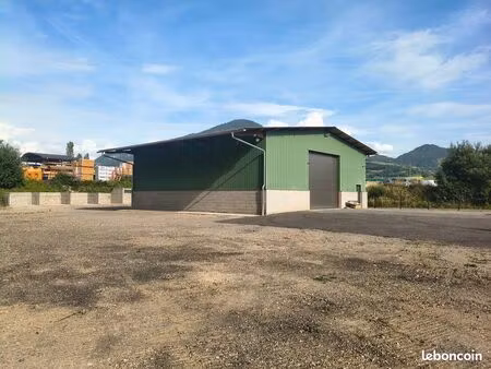 local dépôt artisanal de 235 mètre carré plus bureau et mezzanine avec 1500 mètre carré cl