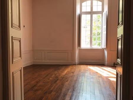 hypercentre poitiers plateau – appartement de caractère 84 m²  parquet  moulures  cheminée