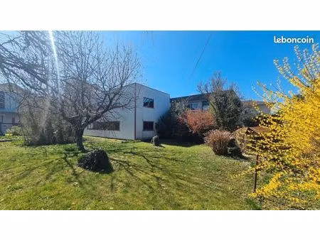 local 800 m² oyonnax