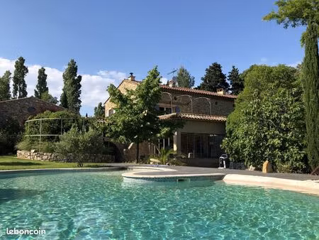 bastide en pierre de 390 m²