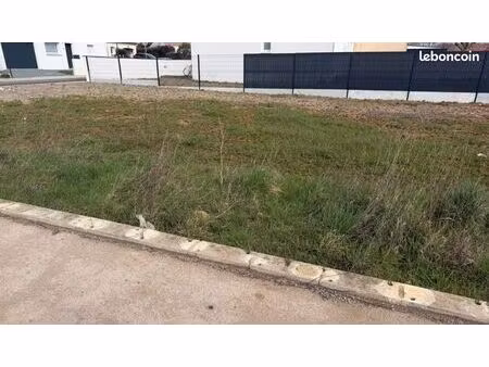 terrain 329 m² angles