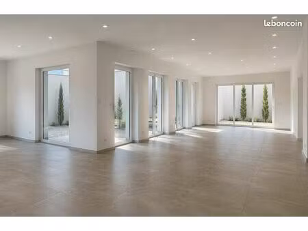 local dans petit pole commercial - 54m2 - climatisé - parking privé
