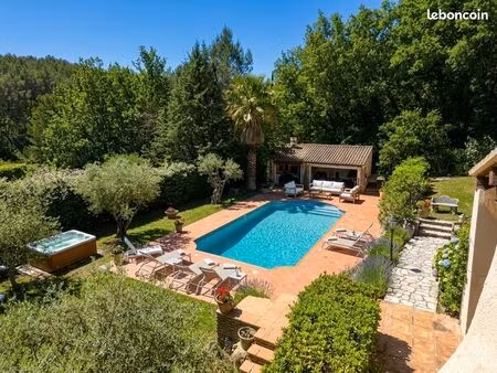 villa 8 pièces 270 m²