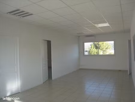 bureaux 135m² climatisés - zone des payes - 4 parkings
