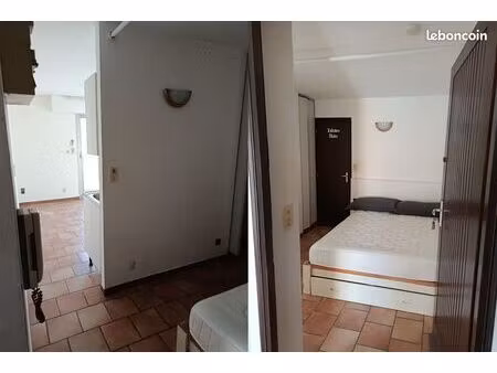 particulier loue studio/t1 de 24 m² au 1er étage avec jardin commun à sanary  quartier por