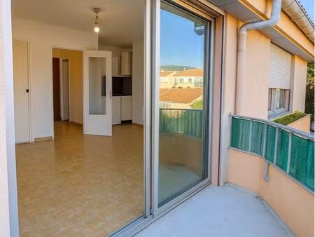 grand studio 30m2 avec balcon et cave
