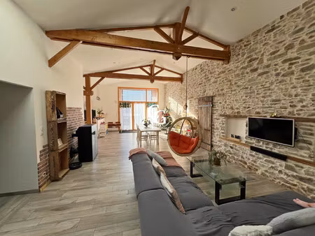 maison en pierre rénovée avec jardin