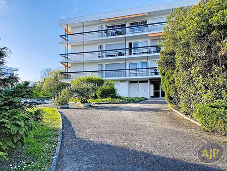 beau t2 avec grand balcon filant