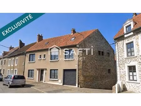 maison divisée en 2 grands logements avec jardin et un studio