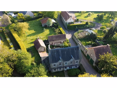 maison en pierre avec dépendances et grand terrain sans vis-à-