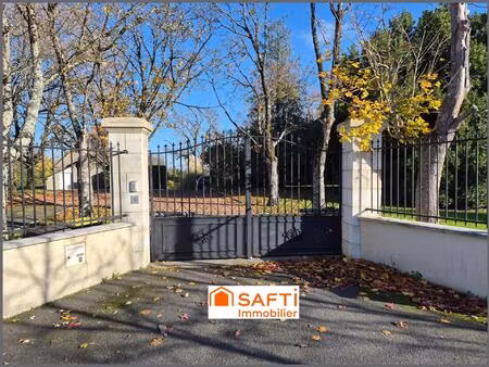 propriété tous commerces 4ch + parc 1ha + piscine