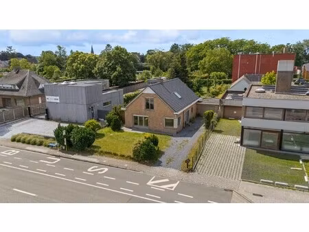 alleenstaande bungalow met 4 kamers op toplocatie.