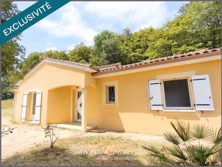 maison trois chambres avec garage.