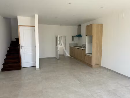 location maison 3 pièces  61.85m²  saintes