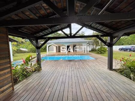 villa f5 avec piscine et carbet