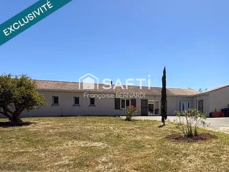 grande villa avec piscine et grand terrain