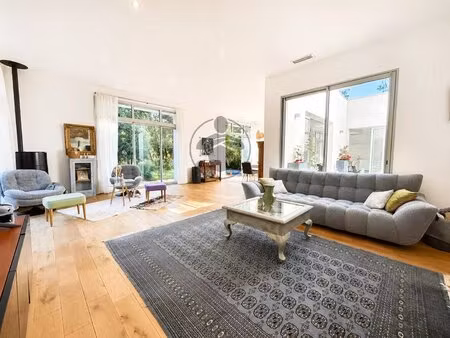 villa d’architecte d’exception – élégance contemporaine au cœur d’un domaine privé