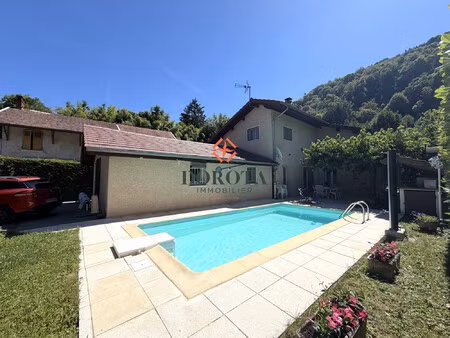 maison familiale avec piscine et jardin