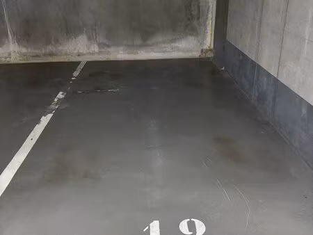 place parking intérieur à louer