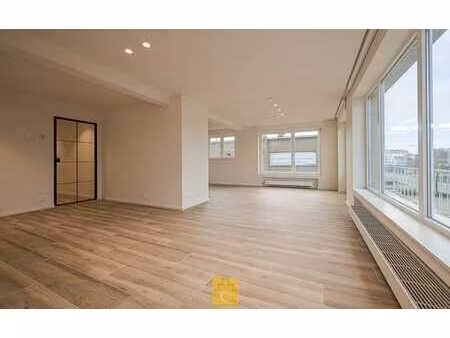 volledig vernieuwd appartement nabij het station