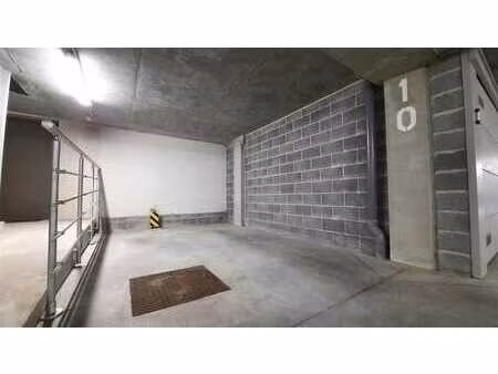emplacement de parking isolé proche du pont des trous