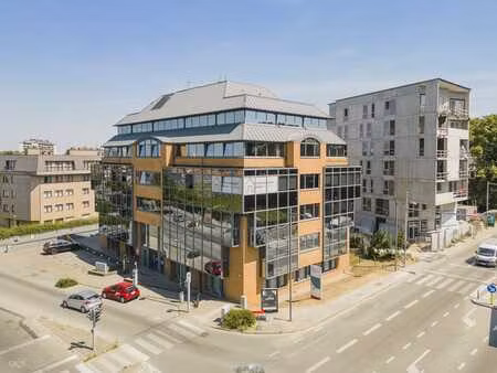 cornerbuilding bureaux à louer àpd 133m²