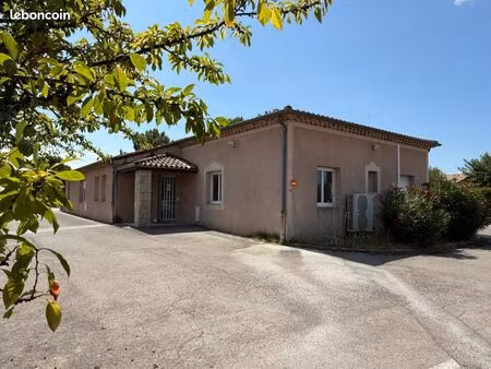commerce santé 95 m²