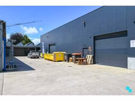 kmo-unit van ca. 182 m² met overdekte opslagruimte te ize...