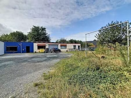 entrepôt spacieux avec unité résidentielle dans le centre de