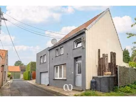 maison spacieuse à moitié ouverte dans un endroit calme