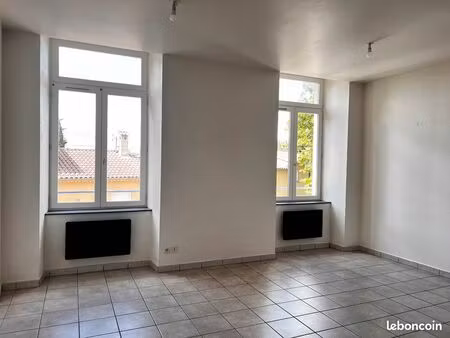 appartement t2 de 47 m2 avec terrasse dans cours intérieure