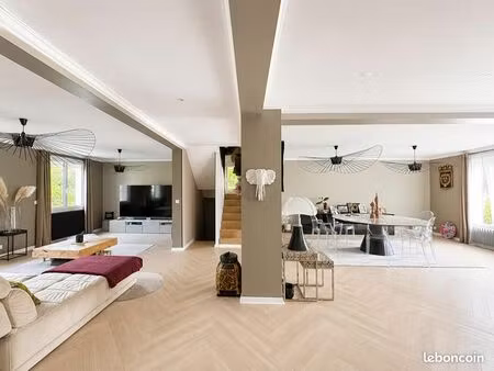 maison 10 pièces 252 m²