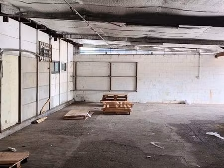 dépôt 180 m2 st pierre