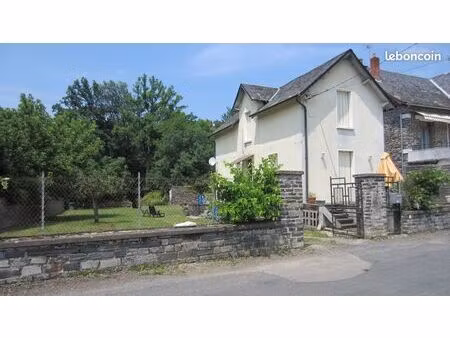a louer en meuble   maison agréable et lumineuse  2 chambres  jardin