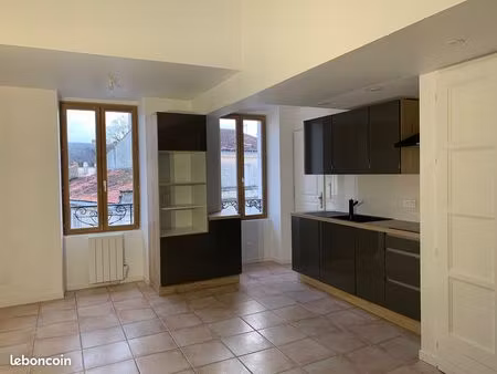 à louer – bel appartement t3 en plein cœur de saint-jean-d'angély