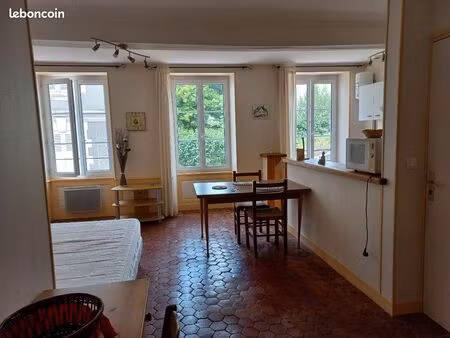 studio meuble spacieux