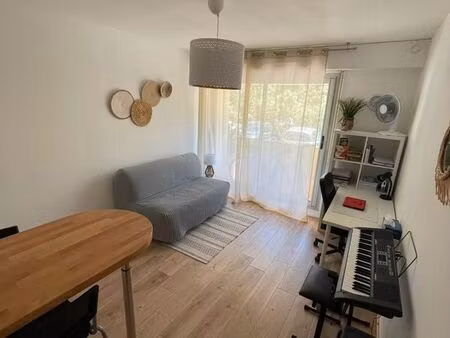studio calme et bien situé. disponible juillet et août