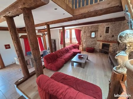 très jolie maison en pierre