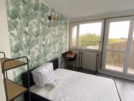 chambre 17 m2 avec salle de bain et balcon privé