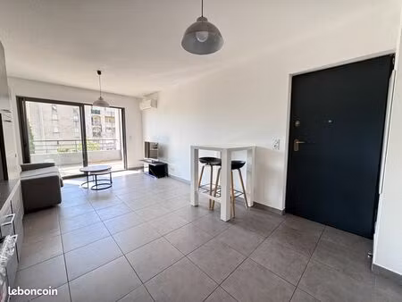 studio 1 pièce 28 m²