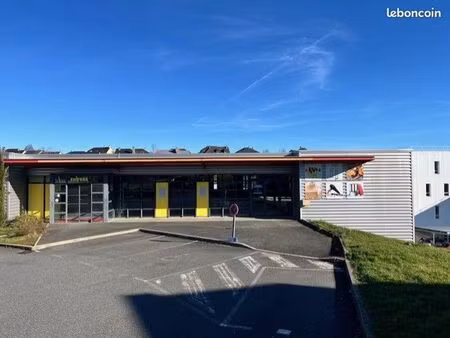 bâtiment commercial de 1250 m²